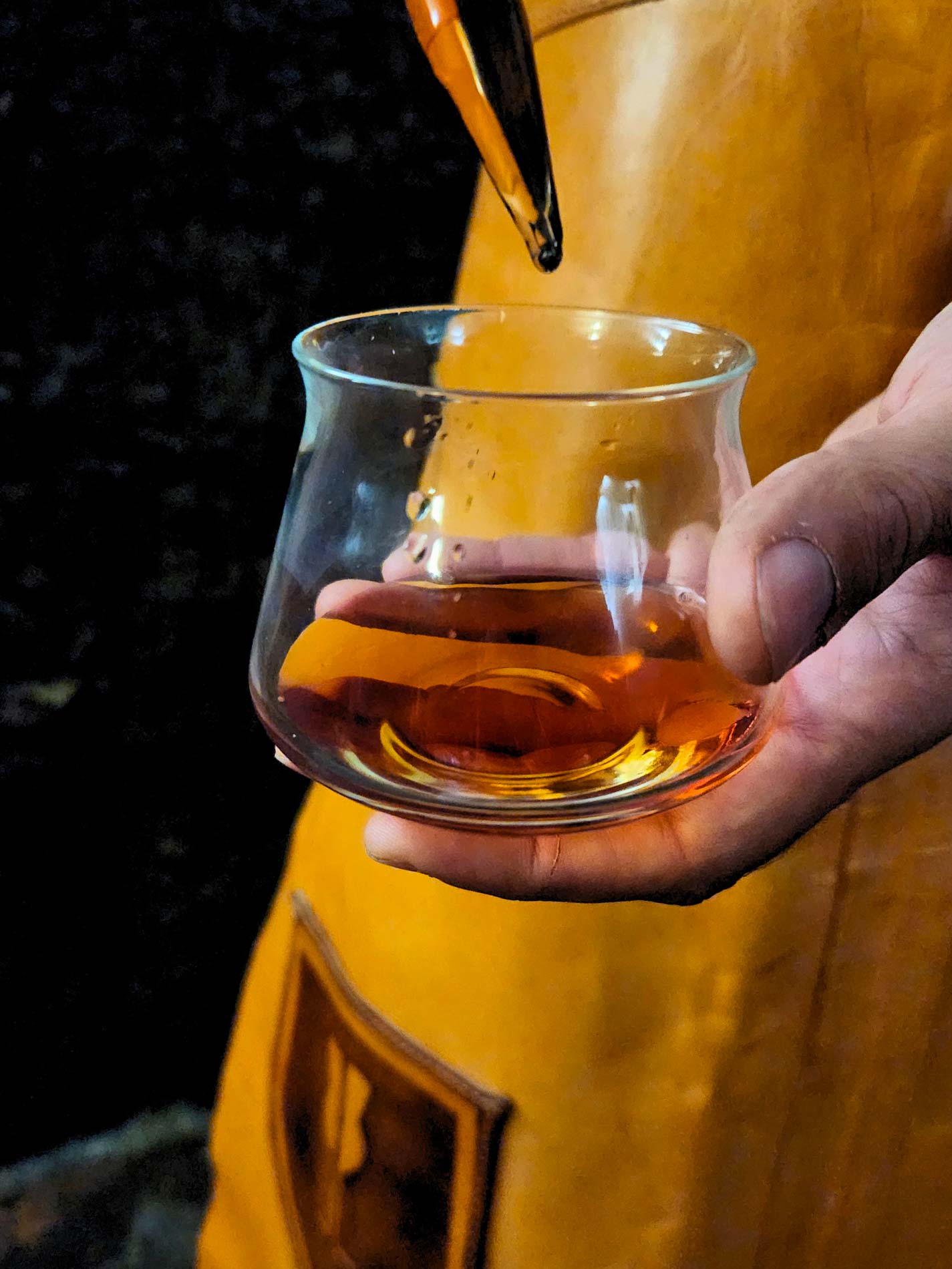 berola bottarum pouring